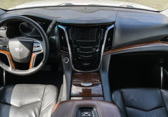 Подержанный автомобиль Cadillac Escalade Suv 2018 года (12 фото)
