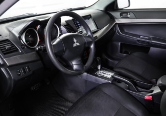 Подержанный автомобиль Mitsubishi Lancer Sedan 2012 года (15 фото)