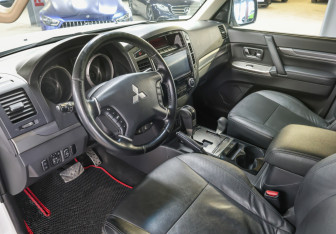 Подержанный автомобиль Mitsubishi Pajero 2018 года (16 фото)