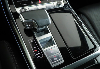 Подержанный автомобиль Audi Q7 2021 года (19 фото)