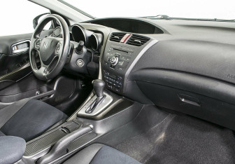 Подержанный автомобиль Honda Civic Hatchback 2012 года (8 фото)