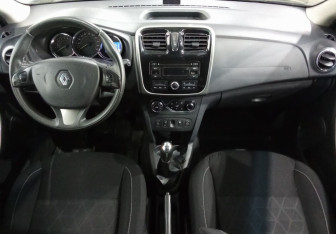 Подержанный автомобиль Renault Sandero 2017 года (10 фото)