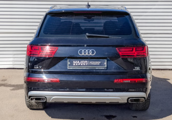 Подержанный автомобиль Audi Q7 2017 года (6 фото)