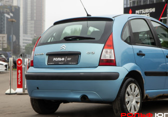 Подержанный автомобиль Citroen C3 Hatchback 2009 года (17 фото)
