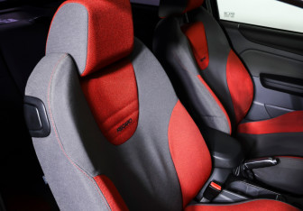 Подержанный автомобиль Ford Focus ST Hatchback 2007 года (16 фото)