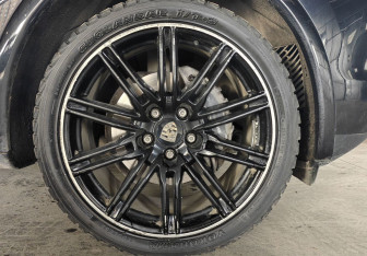 Подержанный автомобиль Porsche Cayenne 2010 года (22 фото)
