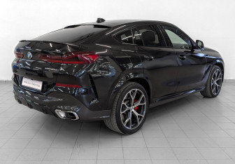 Подержанный автомобиль BMW X6 2020 года (5 фото)