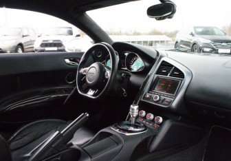 Подержанный автомобиль Audi R8 Coupe 2011 года (9 фото)