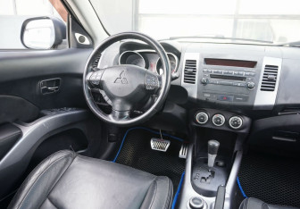 Подержанный автомобиль Mitsubishi Outlander 2008 года (13 фото)