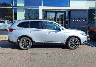 Подержанный автомобиль Mitsubishi Outlander 2021 года (4 фото)