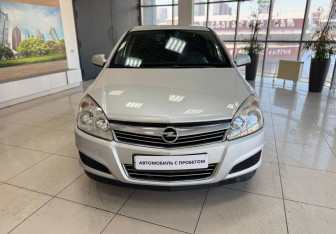 Подержанный автомобиль Opel Astra Sedan 2011 года (2 фото)