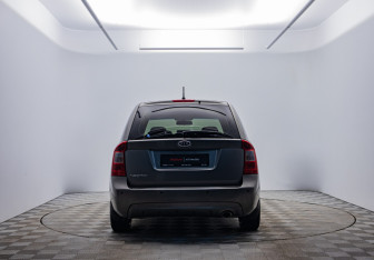 Подержанный автомобиль Kia Carens 2011 года (4 фото)