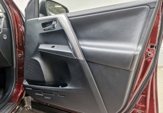 Подержанный автомобиль Toyota RAV4 2015 года (23 фото)