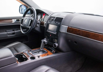 Подержанный автомобиль Volkswagen Touareg 2007 года (10 фото)