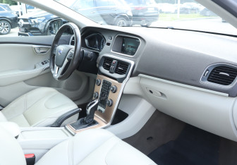 Подержанный автомобиль Volvo V40 Hatchback 2014 года (9 фото)
