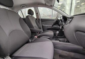 Подержанный автомобиль Kia Rio Hatchback 2009 года (10 фото)