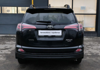 Подержанный автомобиль Toyota RAV4 2016 года (6 фото)