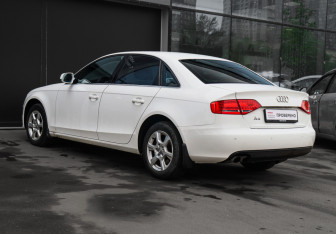 Подержанный автомобиль Audi A4 Sedan 2011 года (6 фото)