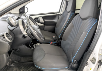 Подержанный автомобиль Peugeot 107 2013 года (20 фото)