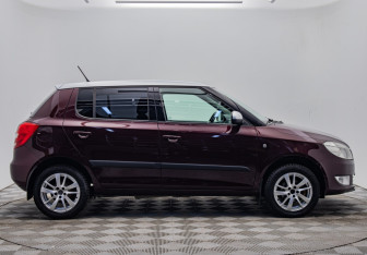 Подержанный автомобиль Skoda Fabia Hatchback 2012 года (6 фото)