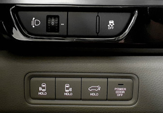 Подержанный автомобиль Kia Carnival 2022 года (21 фото)