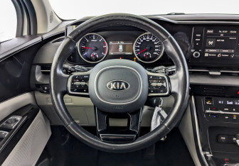 Подержанный автомобиль Kia Carnival 2021 года (21 фото)