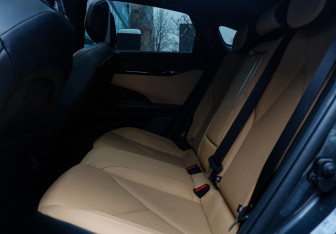 Подержанный автомобиль Changan UNI-V 2023 года (10 фото)