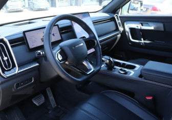 Подержанный автомобиль Jaecoo J7 2024 года (13 фото)
