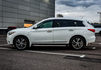 Подержанный автомобиль Infiniti QX60 2014 года (8 фото)