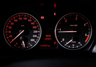 Подержанный автомобиль BMW X1 2012 года (11 фото)