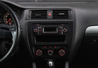 Подержанный автомобиль Volkswagen Jetta Sedan 2011 года (10 фото)