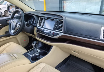 Подержанный автомобиль Toyota Highlander 2014 года (11 фото)