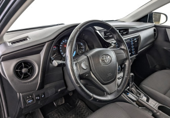 Подержанный автомобиль Toyota Corolla Sedan 2017 года (15 фото)