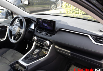 Подержанный автомобиль Toyota RAV4 2025 года (7 фото)