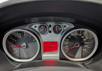 Подержанный автомобиль Ford Focus Hatchback 2010 года (16 фото)