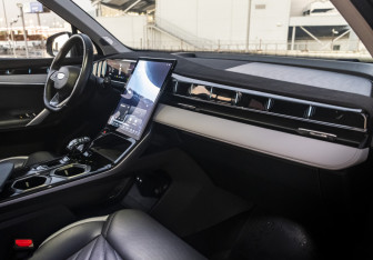 Подержанный автомобиль Geely Atlas 2024 года (16 фото)