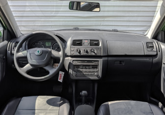 Подержанный автомобиль Skoda Fabia Hatchback 2012 года (14 фото)