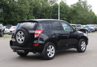 Подержанный автомобиль Toyota RAV4 2010 года (5 фото)