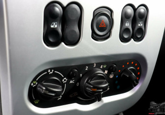 Подержанный автомобиль Renault Logan Sedan 2013 года (9 фото)