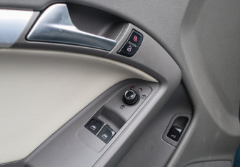 Подержанный автомобиль Audi A5 Coupe 2009 года (13 фото)