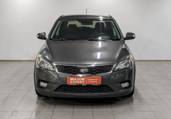 Подержанный автомобиль Kia Ceed Hatchback 2012 года (2 фото)