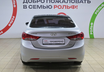 Подержанный автомобиль Hyundai Elantra Sedan 2012 года (5 фото)