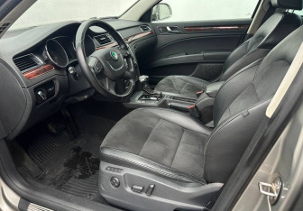 Подержанный автомобиль Skoda Superb Liftback 2010 года (9 фото)