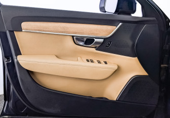 Подержанный автомобиль Volvo V90 2019 года (19 фото)