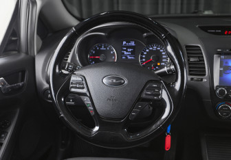 Подержанный автомобиль Kia Cerato Sedan 2017 года (12 фото)