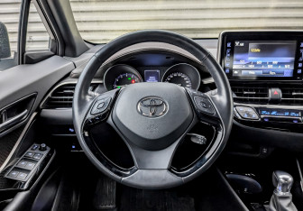 Подержанный автомобиль Toyota C-HR 2019 года (23 фото)