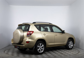 Подержанный автомобиль Toyota RAV4 2010 года (5 фото)