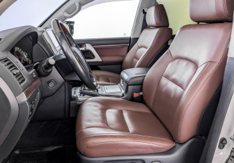 Подержанный автомобиль Toyota Land Cruiser Suv 2016 года (21 фото)