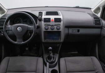 Подержанный автомобиль Volkswagen Touran 2008 года (13 фото)