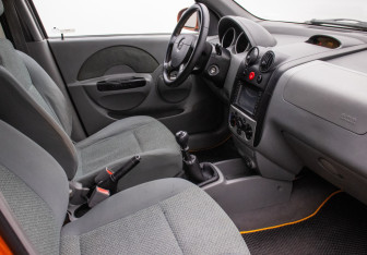 Подержанный автомобиль Chevrolet Aveo Hatchback 2004 года (9 фото)